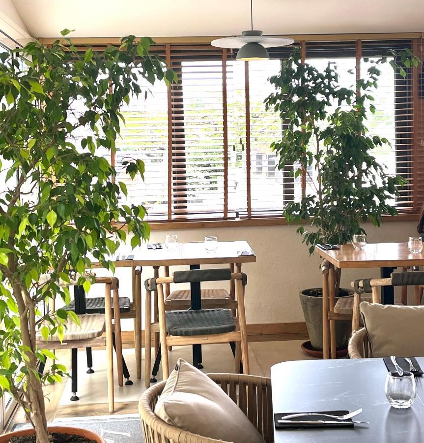 Le Royal Restaurant Hotel